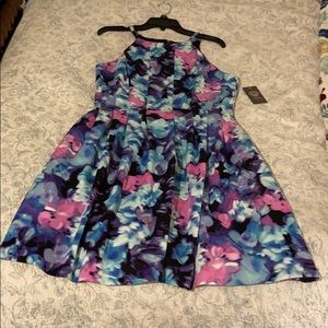 (NWT) Vince Camuto Beautiful Patterned Dress